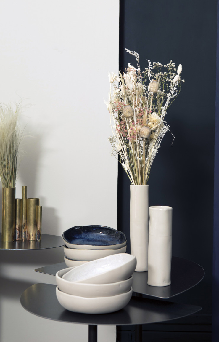 Au premier plan, céramiques parisiennes signées Haeghen. A l’arrière plan, vases en laiton poétiquement oxydé de Pia Chevalier.